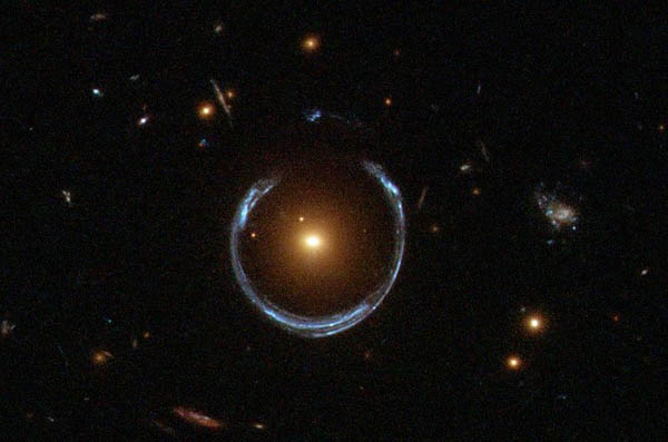 Un anillo de Einstein casi completo. Imagen NASA/ESA.