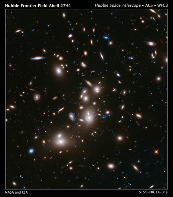 Hubble Frontier Field Abell 2744. Imagen NASA/ESA. Pueden apreciarse las imágenes distorsionadas por lentes gravitatorias de numerosas galaxias lejanas