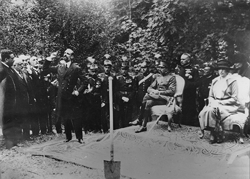 Figura 1. Discurso de Francesc Camb&oacute; en presencia de los reyes en el acto de inauguraci&oacute;n del Parque Nacional de Covadonga, 8 de septiembre de 1918