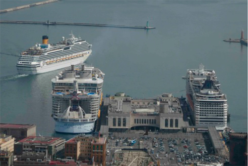 Trois navires de croisière (le géant Harmony of the Seas, au centre), à Naples (septembre 2016)
