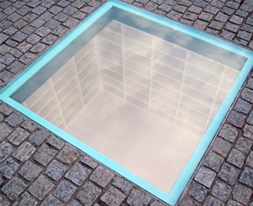 Bebelplatz, devant l’universit&eacute; Humboldt, Berlin (d&eacute;cembre 2015)