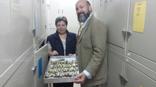 El doctor Javier Ceballos mantiene viva la saga Ceballos entregada a las Ciencias Naturales (cuarta generaci&oacute;n). En la imagen con la doctora Josefina Barreiro consultando en el museo la colecci&oacute;n de aves insect&iacute;voras de su padre, el doctor Pedro Ceballos (cuatro mil ejemplares)