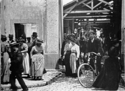 La Salida de Trabajadores de la Fabrica (La Sortie des usines Lumière), 1895