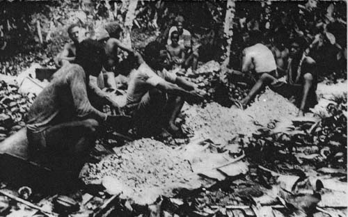 Foto en blanco y negro de un grupo de personas sentadas en el suelo

El contenido generado por IA puede ser incorrecto.