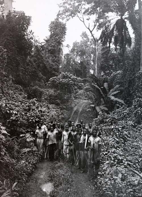 Foto en blanco y negro de un grupo de personas en un bosque

El contenido generado por IA puede ser incorrecto.