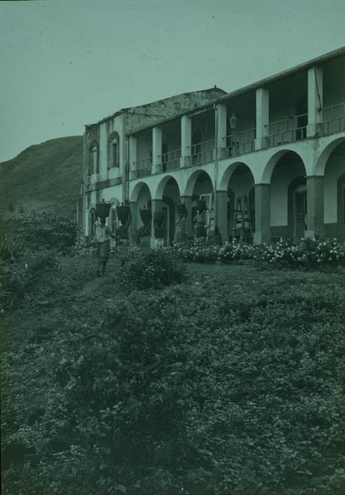 Imagen en blanco y negro de un edificio

El contenido generado por IA puede ser incorrecto.